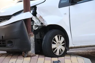 Un coche se sube a una rotonda y choca contra una farola en Calzada de Valdunciel
