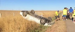 Dos heridas en un espectacular vuelco de un coche a la salida de Ledesma