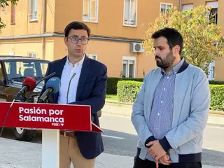El candidato del PSOE a la Alcaldía de Salamanca, José Luis Mateos junto al candidato socialista al Ayuntamiento salmantino Álvaro Antolín. Foto S24H