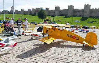 Los aficionados al aeromodelismo salen a la calle