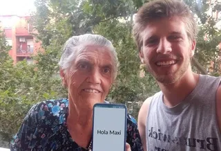 El joven aragonés y su abuela junto a uno de los móviles desarrollados
