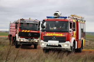 Un incendio en el poblado de Vistahermosa moviliza a los bomberos del Ayuntamiento y de la Diputación