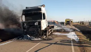 Camión incendiado en la ZA-P-2434. Z24H