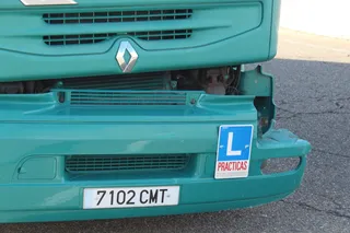 Choque entre un turismo y un camión de autoescuela (1)