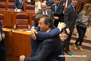 Salvador Cruz y Alfonso Fernández Mañueco se abrazan en la investidura como presidente de la Junta del segundo | Foto: Archivo S24H