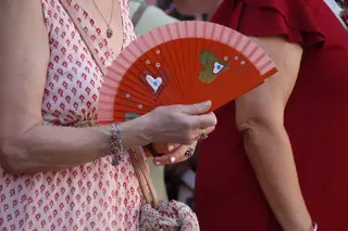 Mujer abanicándose. Foto de archivo