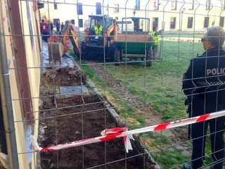 Los críticos estiman que las aceras de la Plaza del Grano 'se comen' 300 metros del empedrado tradicional