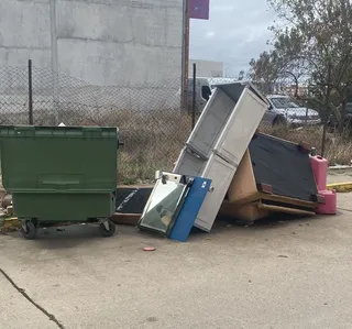 Villares, muebles y basura en el polígono industrial (4)
