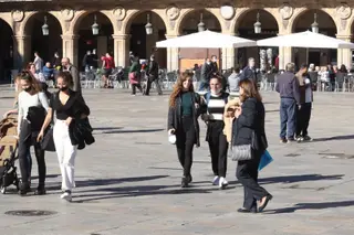 Ciudadanos paseando por las calles de Salamanca en otoño (3)