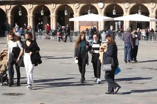 Ciudadanos paseando por las calles de Salamanca en otoño (3)