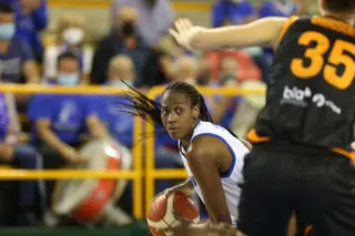 Nogaye Lo, en una acción ante TTT Riga / FOTO SALAMANCA24HORAS.COM