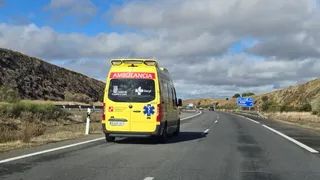 Ambulancia en la A66 a la altura de Mozárbez | D