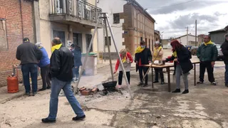 Un momento de la fiesta de la matanza de Mancera de Abajo.