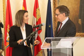 Sara Cámara recibe el premio de ganadora del Campeonato de cocina y Repostería de Castilla y León.