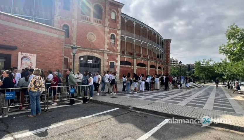 Colas para renovar los abonos en La Glorieta