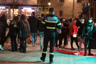 La Policía controla el cierre de bares en la plaza de la Reina