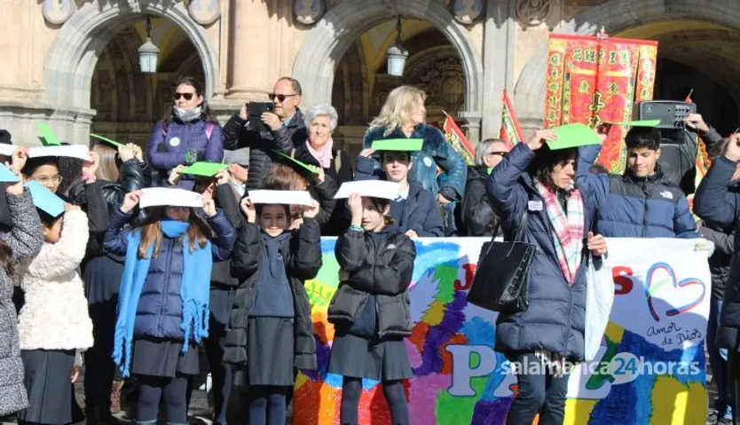 Celebración del Día de la Paz 2025 del Colegio Amor de Dios en la Plaza Mayor