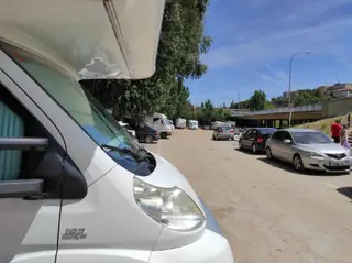 autocaravanas en el aparcamiento de salas bajas salamanca foto salamanca24horas 1