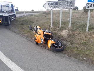 Accidente de un motorista. Foto de archivo