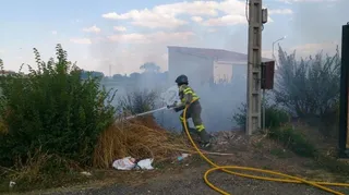 Pequeño incendio sin daños personales junto a un hostal de Alba de Tormes