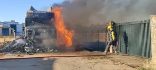 Incendio en un camión de paja en el casco urbano de Castellanos de Villiquera (1)