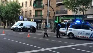 Circula a toda velocidad saltándose los semáforos y se estrella en la avenida Mirat