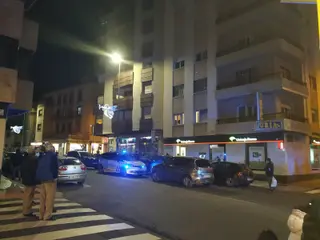 Policía Local y Nacional en la avenida de Italia después de que el hombre volviera al interior de su domicilio