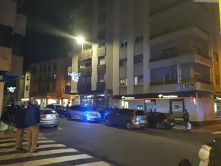 Policía Local y Nacional en la avenida de Italia después de que el hombre volviera al interior de su domicilio