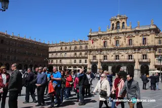 Gente por la Plaza Mayor. Foto de archivo