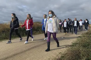 Los participantes en la Marcha solidaria recorrieron 15 kilómetros por diferentes caminos de la comarca de Peñaranda