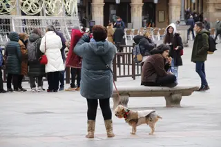 Gente paseando en la Plaza Mayor en invierno