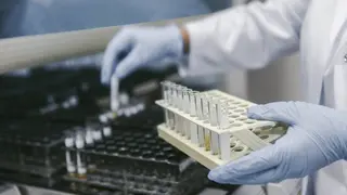 Trabajo en un laboratorio - Europapress