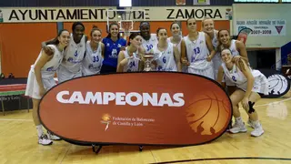 Las jugadoras charras, con el trofeo de campeonas / FOTO CB AVENIDA