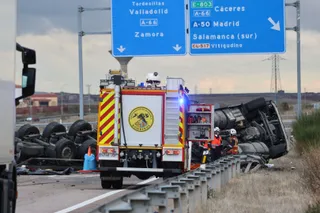 Un camión vuelca en la A-62 y corta la autovía a su paso por Salamanca | Mateo G.J.