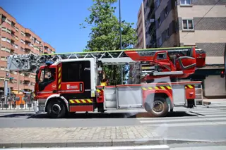 Camión de bomberos que han intevenido en el incendio de una vivienda en Garrido | Andrea Mateos