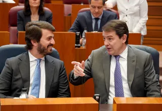 Alfonso Fernández Mañueco y Juan García-Gallardo hablan antes del pleno de las Cortes de Castilla y León | Foto: Agencia ICAL