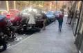 Un hombre en silla de ruedas derriba tres motos tras perder el control en la calle Peña Primera