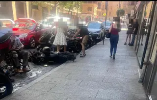 Un hombre en silla de ruedas derriba tres motos tras perder el control en la calle Peña Primera