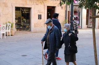 Personas mayores paseando por la Calle Zamora