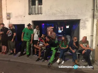 Gente en una peña
