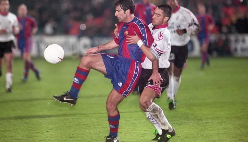 Paulo Torres defiende a Luis Figo