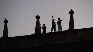 Jóvenes subidos a los tejados de la Plaza Mayor durante la celebración del la final del mundial