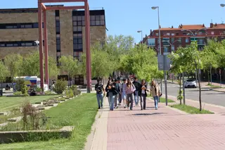 Estudiantes en el Campus de Unamuno