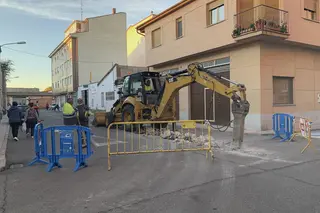 Operarios municipales sustituyen un tramo de 6 metros del colector de la plazuela Dos Luis de Dios
