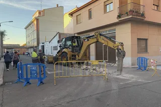 Operarios municipales sustituyen un tramo de 6 metros del colector de la plazuela Dos Luis de Dios