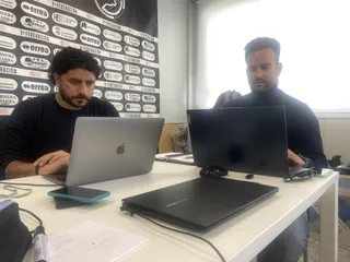 Rubén Andrés y Antonio Paz trabajan en las oficinas de Unionistas | FOTO SALAMANCA24HORAS.COM