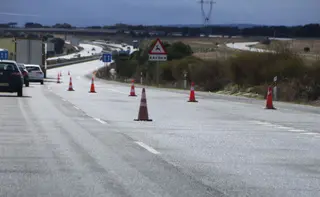 Corte de un caril en la a66 de Fresno Alhándiga - Montejo por baches