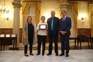Homenaje a las personas mayores de la ciudad que han cumplido sus bodas de oro este 2023. Fotos Andrea M.