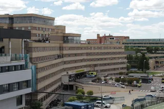 El Hospital Clínico, de fondo, con el Nuevo Hospital delante
