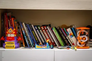 Libros y juguetes en la habitación de un niño